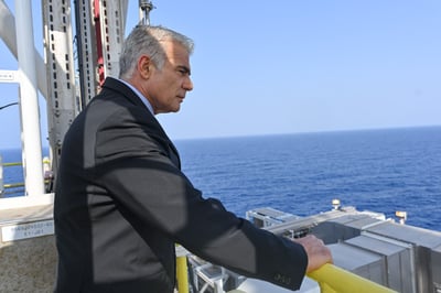 לראשונה מאז נחתם ההסכם: לפיד ביקר באסדת 'כריש'
