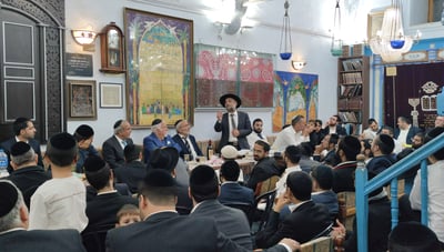 במוצאי השבת בבית הכנסת אבוהב