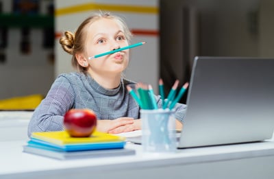 מחקר: ליצן הכיתה כנראה חכם יותר מכולכם