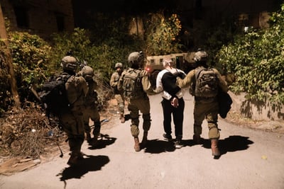 כוחות הביטחון עצרו מבוקשים ופגעו בחשודים שירו עליהם