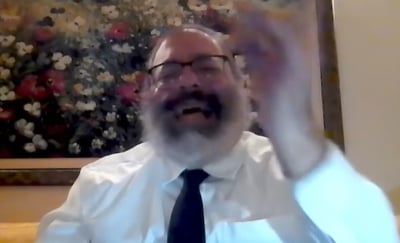 האדם שהסכים להתחפש לקוף ושעשע מבקרים בגן החיות