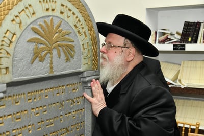 הרבי מסאסוב יצא למסע קברים קצר עם הנגידים