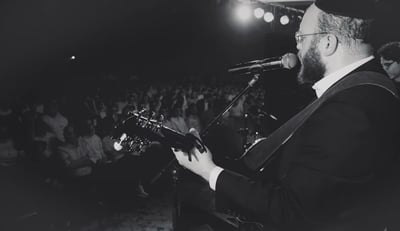 איתן כ"ץ ומאות המשתתפים מתוך "לייב בירושלים 3": ונחה