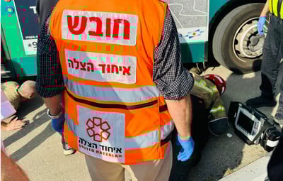 רוכב אופניים חשמליים נהרג כשנלכד מתחת לאוטובוס
