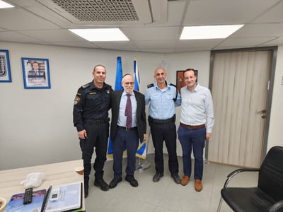 יור הוועד  אברהם לובינסקי ומנהל הוועד בישראל משה ברוס, בפגישת עבודה עם מפקדי המשטרה האחראיים על הר הזיתים