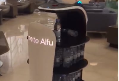 רובוט מציע מים