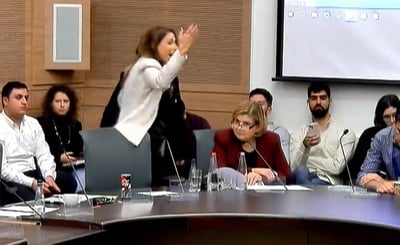 חברת הכנסת שיר יוצאת מהוועדה