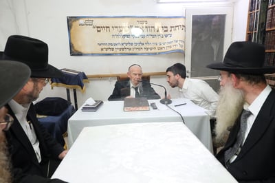 ההכתרה בביתו של ראש הישיבה