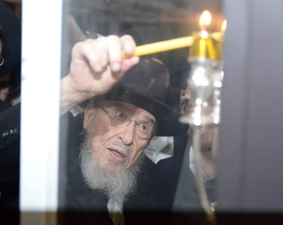 הגרב"מ אזרחי מדליק נר רביעי
