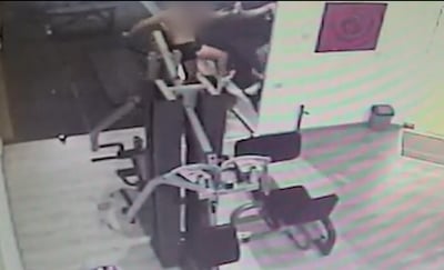 תקף את שכנו בחדר כושר בגלל... "עוצמת המוזיקה" | תיעוד