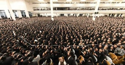 תיעוד מההיכל האדיר של גור: אלפי חסידים בהדלקת נר חמישי עם האדמו"ר