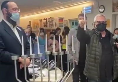 שלמה ארצי הדליק נרות בבית החולים לילדים | תיעוד