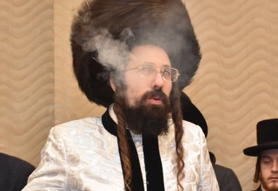 נר שמיני של חנוכה ו'טיש' אצל האדמו"ר ממעז'בוז