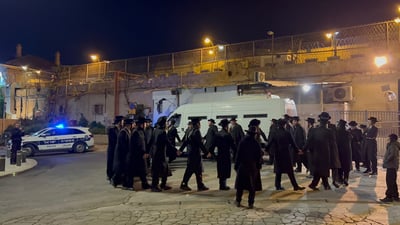 ריקודים מחוץ למגרש הרוסים, הערב
