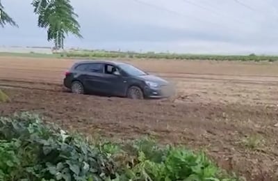 יידה חפצים על נהגת וניגח אותה עם רכבו - עד שנעצר | תיעוד