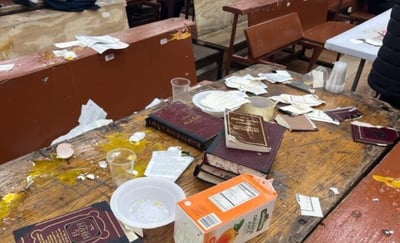 חב"ד סוערת: קריעת מאמרי חסידות וביצים על משתתפי שיעור חסידי