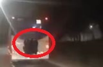 הבחורים נתלים על האוטובוס בצורה מסוכנת