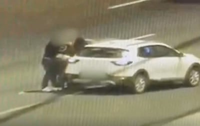 היכה את בת זוגו באמצע הכביש הראשי ונעצר