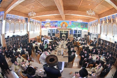 הכנסת ספר תורה בדינוב שבפולין ליד ציון ה'בני יששכר'