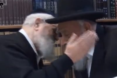 תיעוד מרגש ונדיר: הנשיקה של מרן לחכם שמעון בעדני