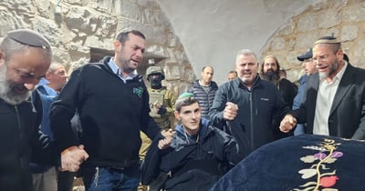 שנה וחצי לאחר הפיגוע: הפצוע הגיע לקבר יוסף