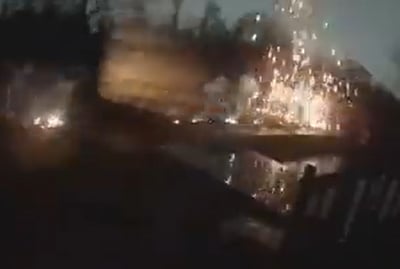 מרהיב: החשמל מפגיעת הברק עבר על גדר האלומיניום