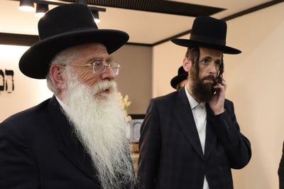 מוישי פרוש - מימין, עם אביו השר מאיר פרוש