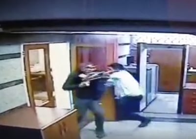 איראן: פיגוע בתוך שגרירות אזרבייג'ן - שהתקרבה לישראל