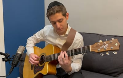 גאון הגיטרה הצעיר מפתיע שוב בביצוע מרהיב: "השיבנו"