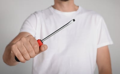 חסם מעבר לחנות עם רכבו ונרצח על ידי שניים