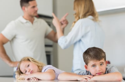 אתם צריכים לריב ליד הילדים שלכם (אבל במידה, כן?)