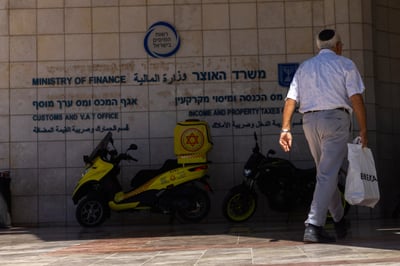 שכירים? החודש תלוש השכר שלהם יהיה גבוה יותר