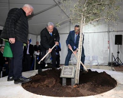 נתניהו נטע עץ סמוך למקום הפיגוע בנווה יעקב | תיעוד