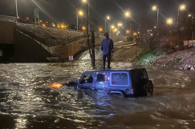 ג'יפ שקע בתוך סכר בית זית, שלושה לכודים חולצו בסירה | תיעוד