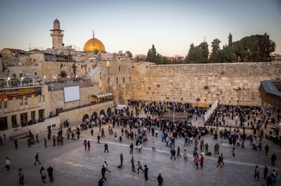 זעם על 'חוק הכותל' של מפלגת ש"ס; ניגון ברחבת הכותל והגעה בלבוש לא צנוע - עבירה פלילית