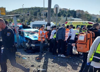 ילד בן 6 וגבר בן 20 נרצחו בפיגוע; מחבל עלה עם רכבו לתחנה - ודרס