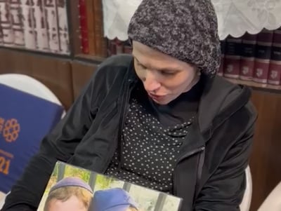 האם מבכה על בניה