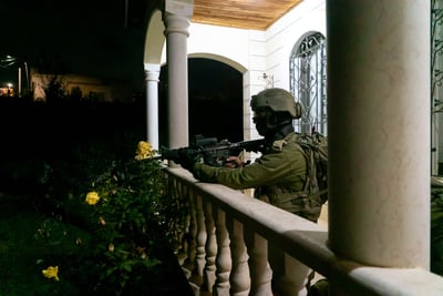 במעצר מבוקשים: מטען נזרק לעבר הכוחות שירו ופגעו