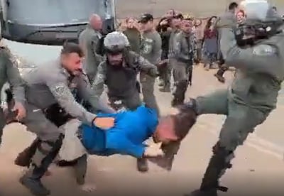 אלימות משטרתית: לוחם מג"ב בעט למפגין בפנים, 3 לוחמים הושעו