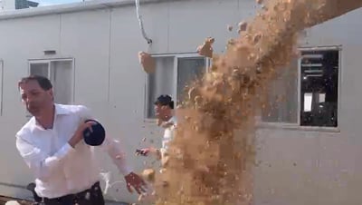 חבר המועצה הגיע לעצור השתלטות - הקבלן ניסה לדרוס