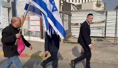 "בושה, לך תלקק לביבי"; מפגין תקף את סגן השר אורי מקלב • צפו