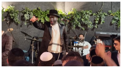 ניסים בלאק יאהב?