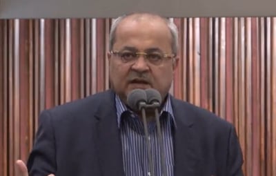 אחמד טיבי שאל את אוחנה: "האם מותר לנבוח כמו כלבים במליאה?"