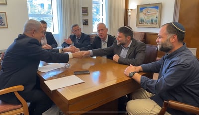 תיעוד מרגע החתימה בין נתניהו, גלנט וסמוטריץ'