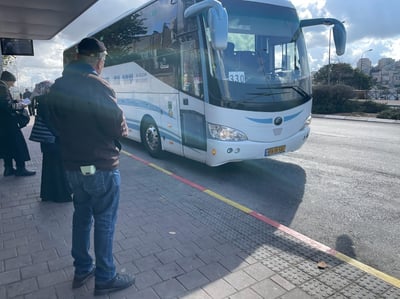 בתמונה: אוטובוס קבלני ופקח של חברת קווים