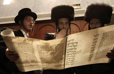 קריאת מגילה, אילוסטרציה