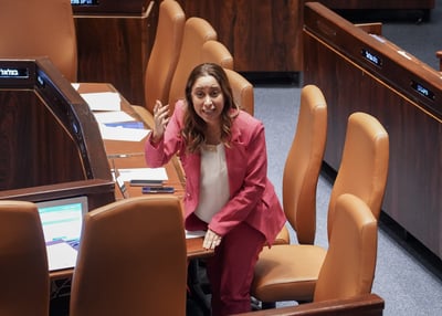 השרה לח"כית: "קוקוריקו, תרנגולת קרקרנית" | צפו בעימות