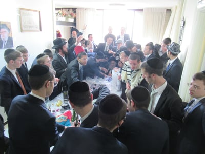 בחורים ואברכים במעונו של ראש הישיבה