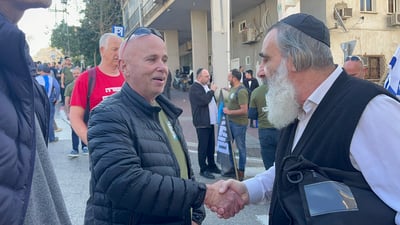 לוחצים ידיים לסיום הדו-שיח הטעון