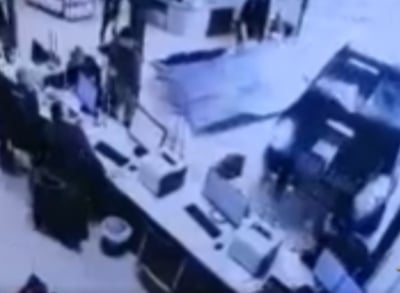 נהג חטף שבץ מוחי - ונכנס עם רכבו לתוך מרכז שירות